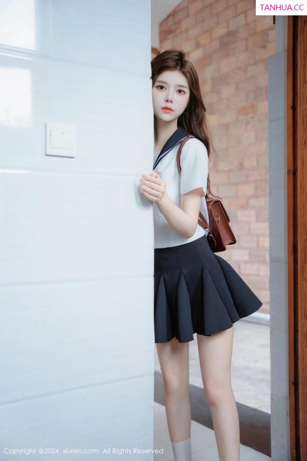   [XiuRen]高清写真图 2024.08.01 No.8948 拍黄瓜girl 制服美腿第20张图片